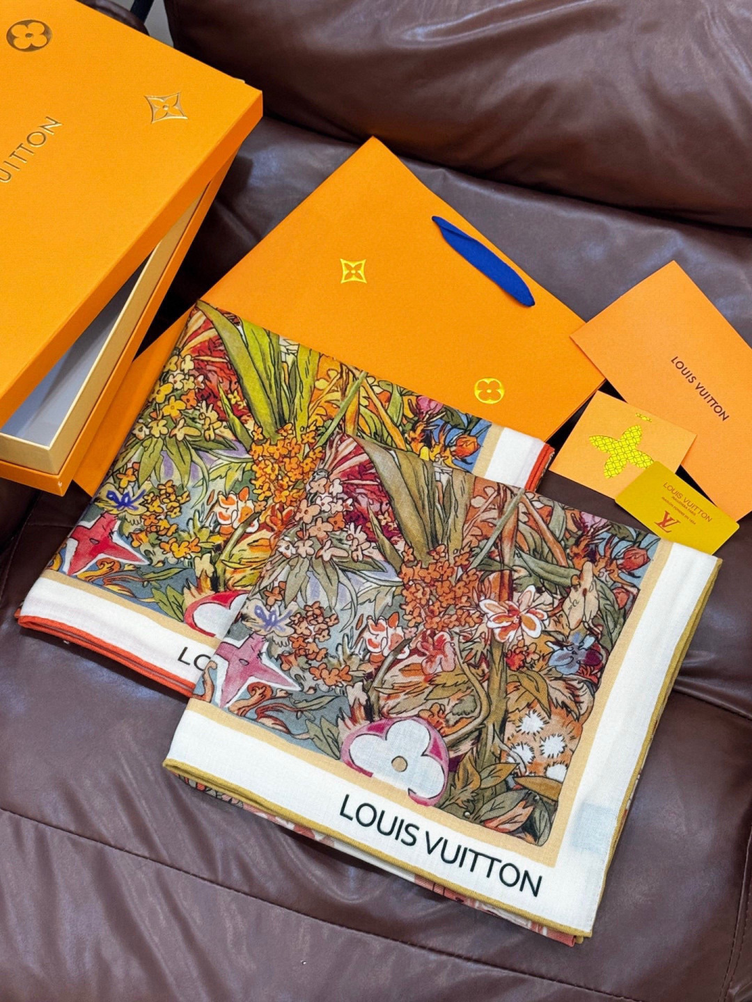 140双面丝绒披肩… LV手工卷边丝绒方巾（30%桑蚕丝70%羊绒）这款经典单品展现强大而迷人的女性魅力