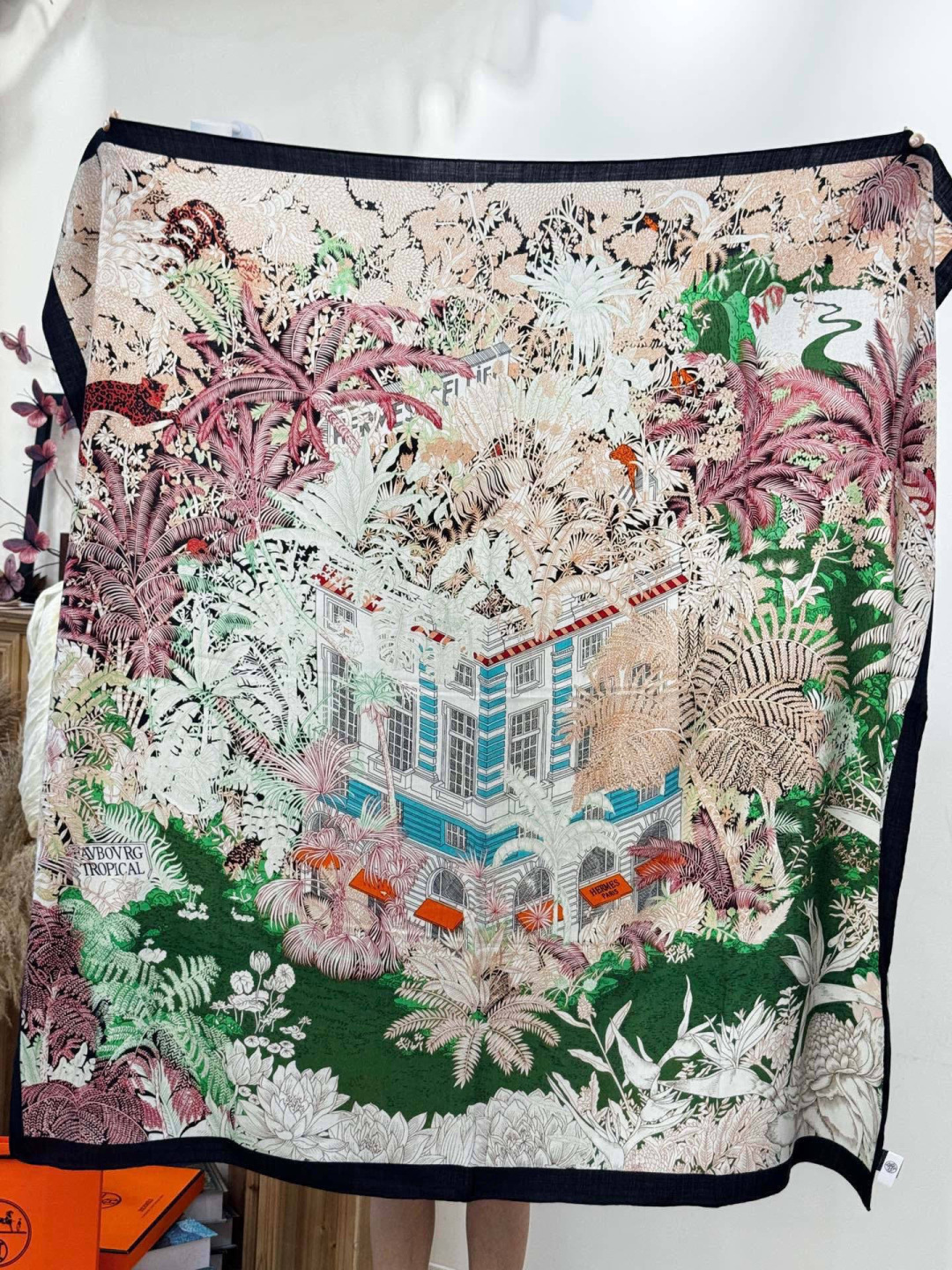 重磅推荐的140顶级丝绒双面异色披肩《回归自然》 披肩尺寸：140*140方巾 70%羊绒30%真丝这张