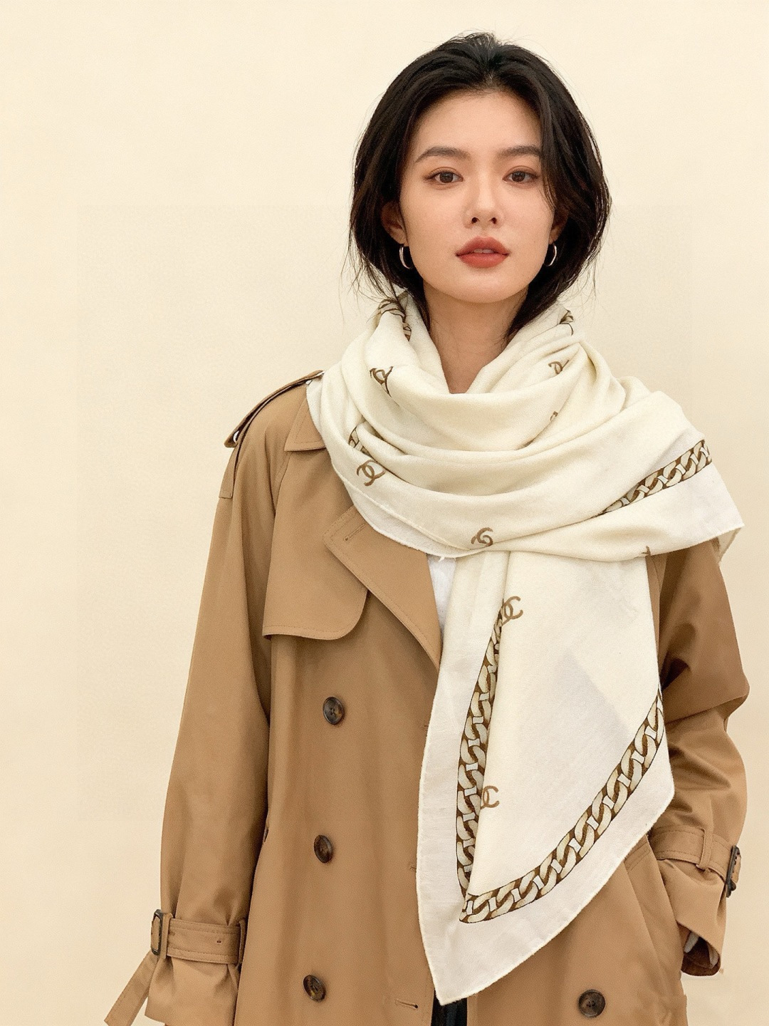 2025秋冬高级成衣系列～Chanel 【140双面同色丝绒披肩】此系列谱写一曲自由轻灵的赞歌本系列作品