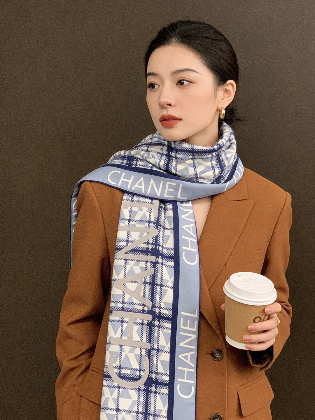 2025秋冬高级成衣系列～Chanel 【140双面同色丝绒披肩】此系列谱写一曲自由轻灵的赞歌本系列作品