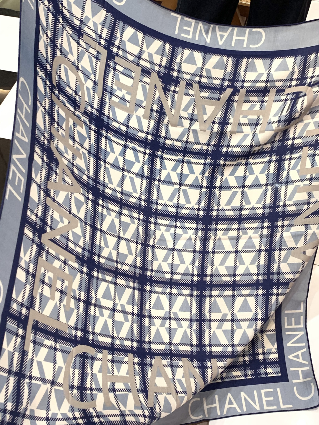 2025秋冬高级成衣系列～Chanel 【140双面同色丝绒披肩】此系列谱写一曲自由轻灵的赞歌本系列作品