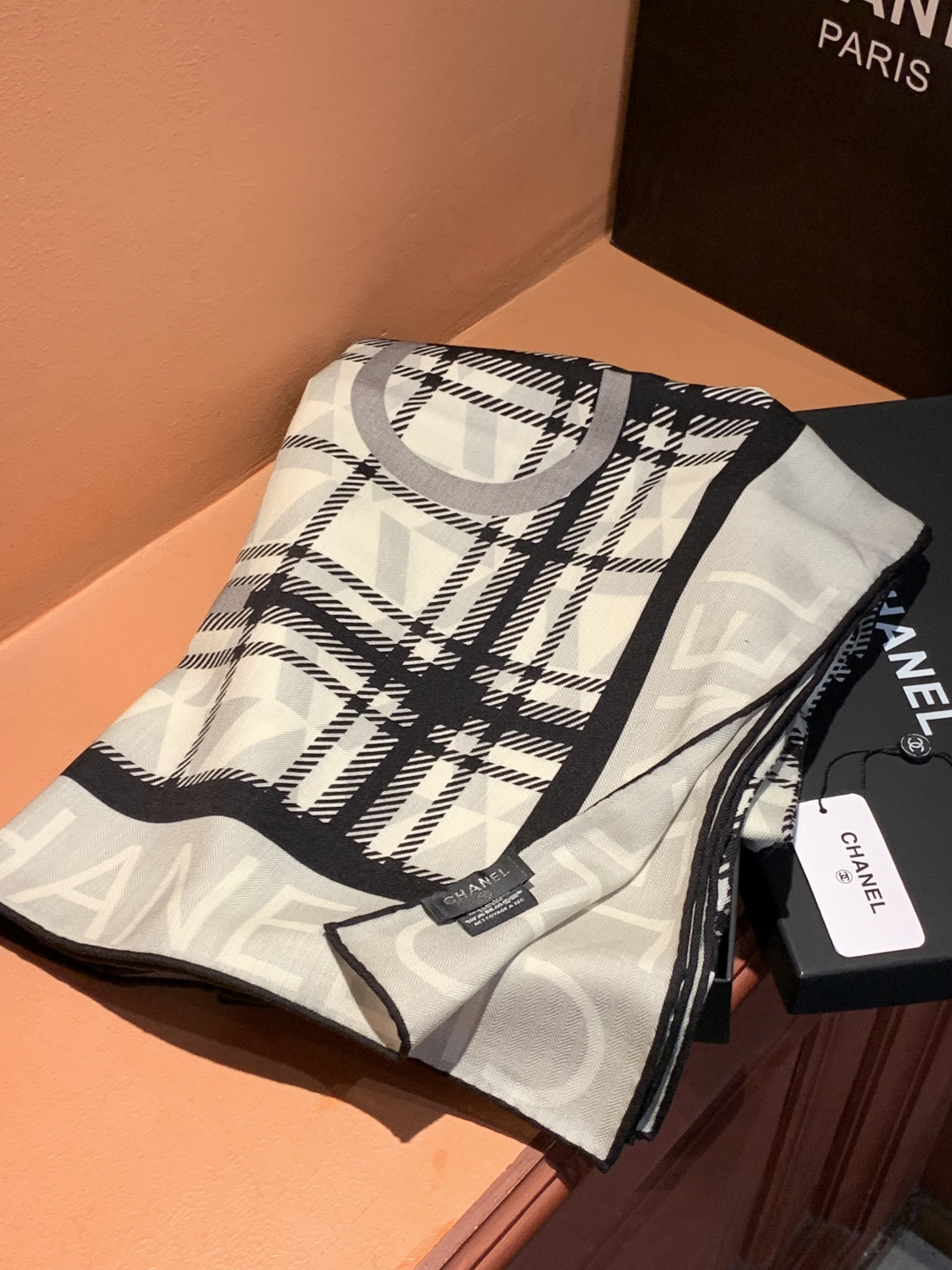 2025秋冬高级成衣系列～Chanel 【140双面同色丝绒披肩】此系列谱写一曲自由轻灵的赞歌本系列作品