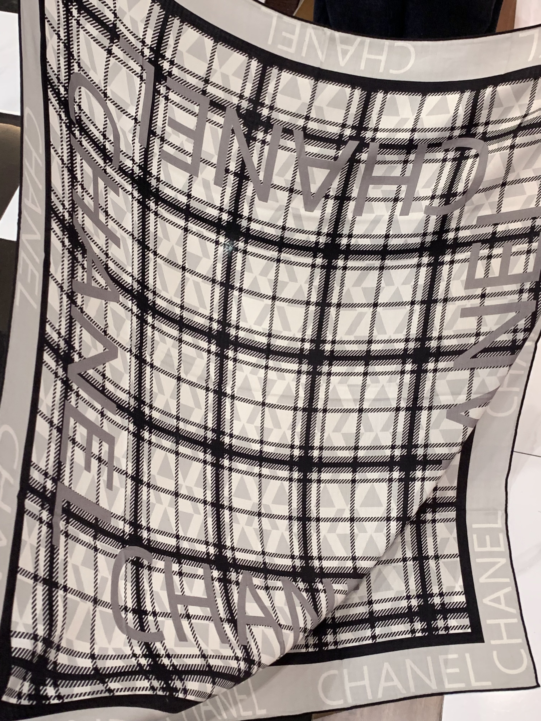 2025秋冬高级成衣系列～Chanel 【140双面同色丝绒披肩】此系列谱写一曲自由轻灵的赞歌本系列作品