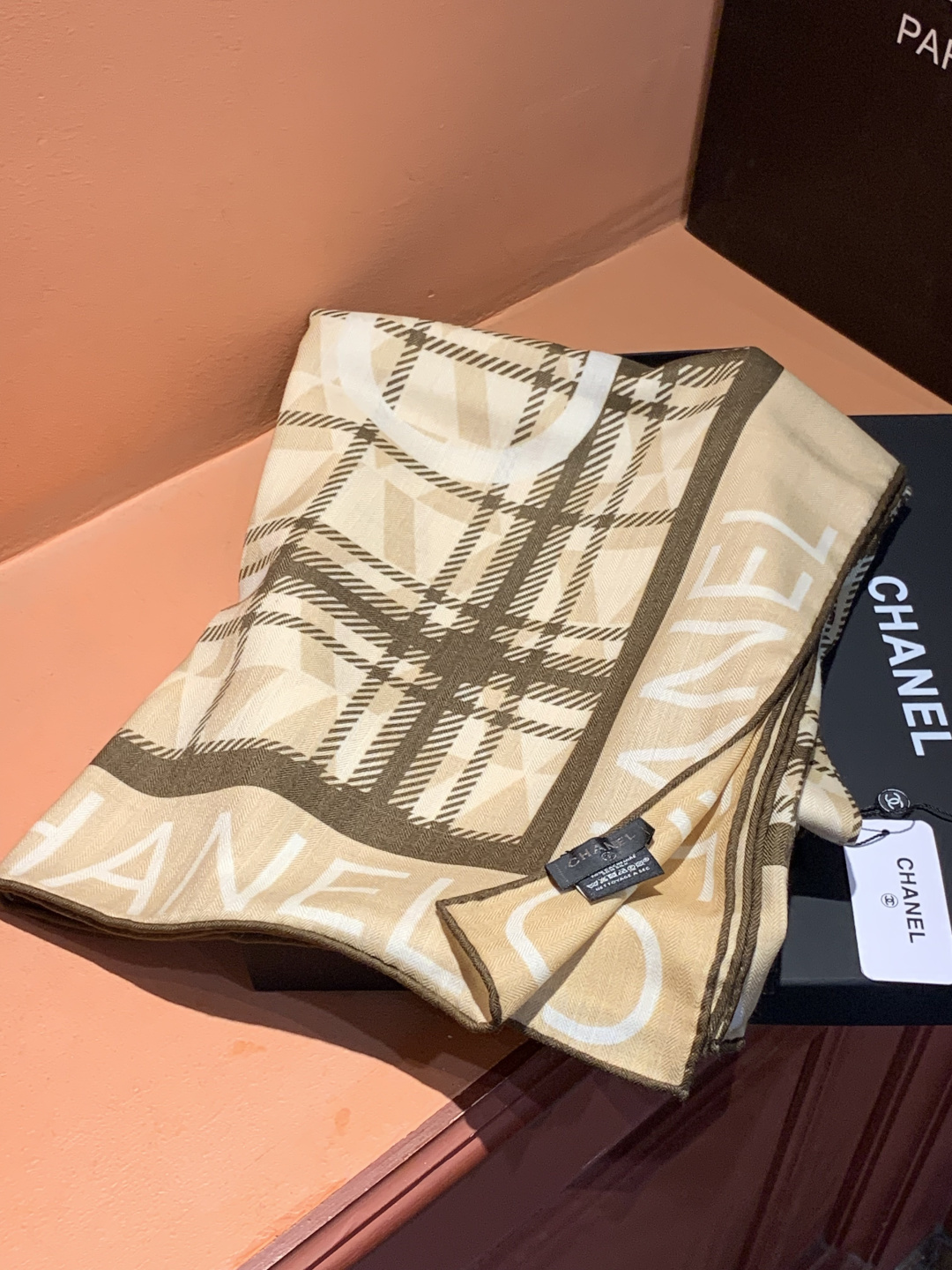 2025秋冬高级成衣系列～Chanel 【140双面同色丝绒披肩】此系列谱写一曲自由轻灵的赞歌本系列作品