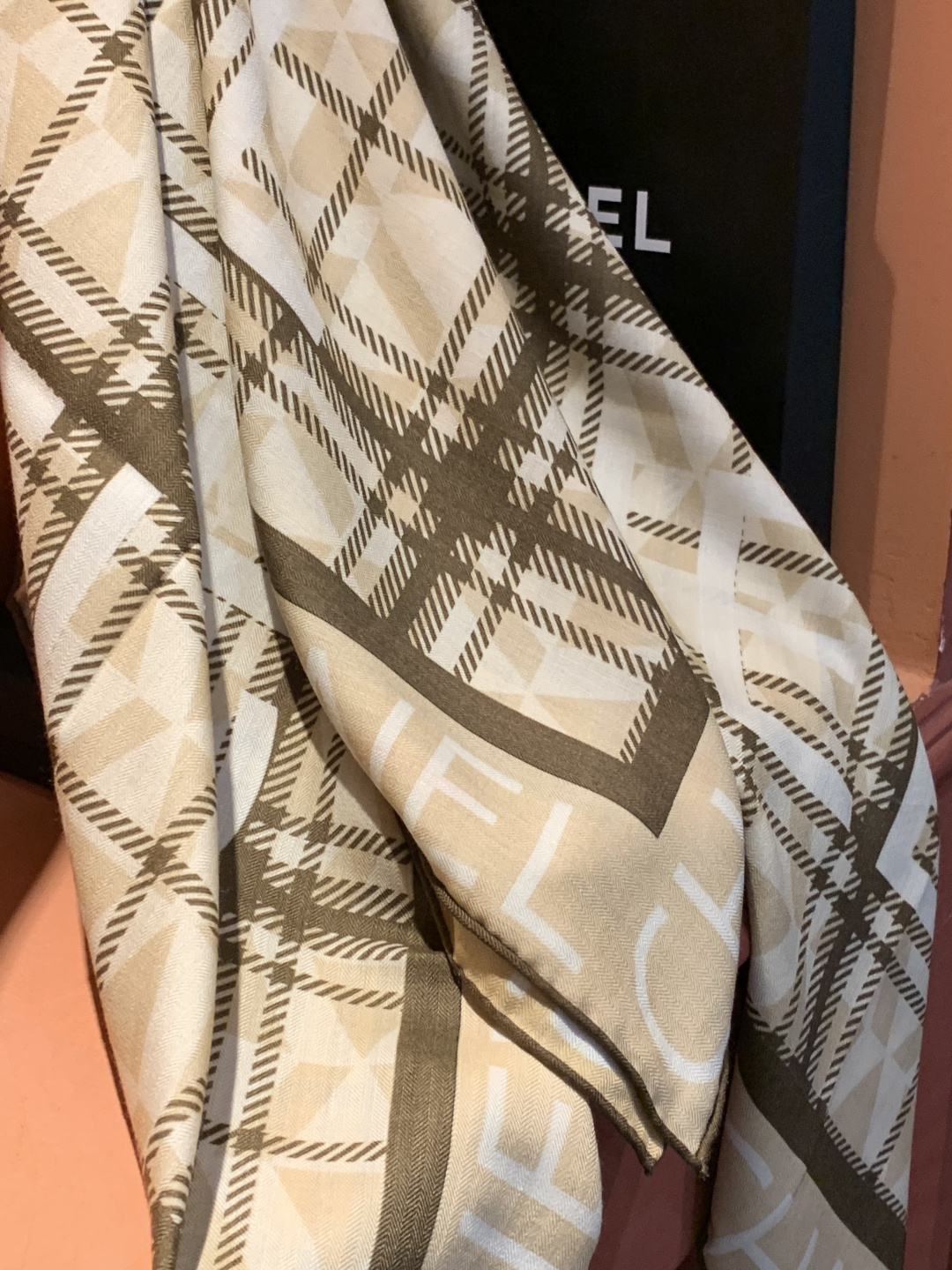 2025秋冬高级成衣系列～Chanel 【140双面同色丝绒披肩】此系列谱写一曲自由轻灵的赞歌本系列作品