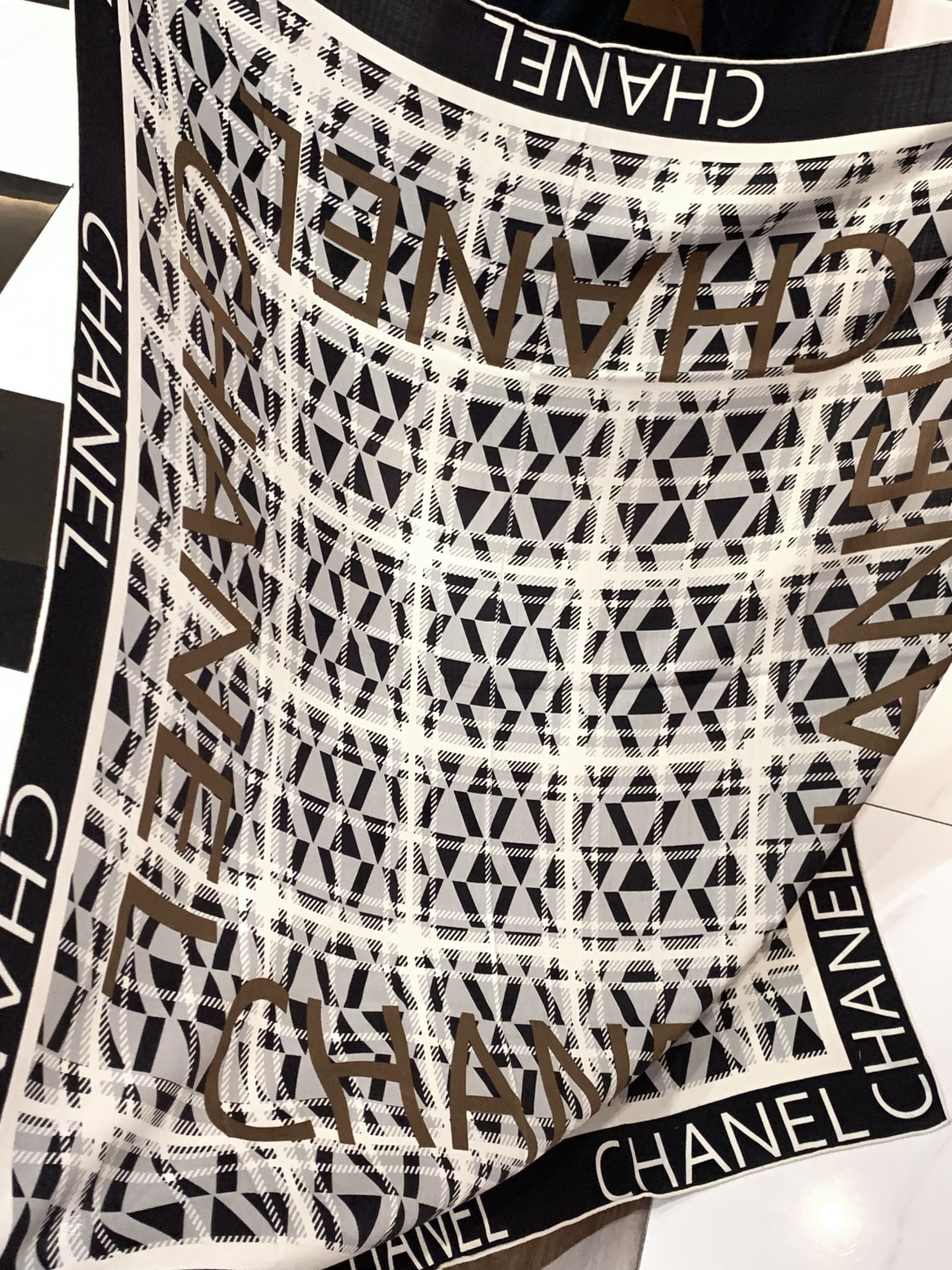 2025秋冬高级成衣系列～Chanel 【140双面同色丝绒披肩】此系列谱写一曲自由轻灵的赞歌本系列作品