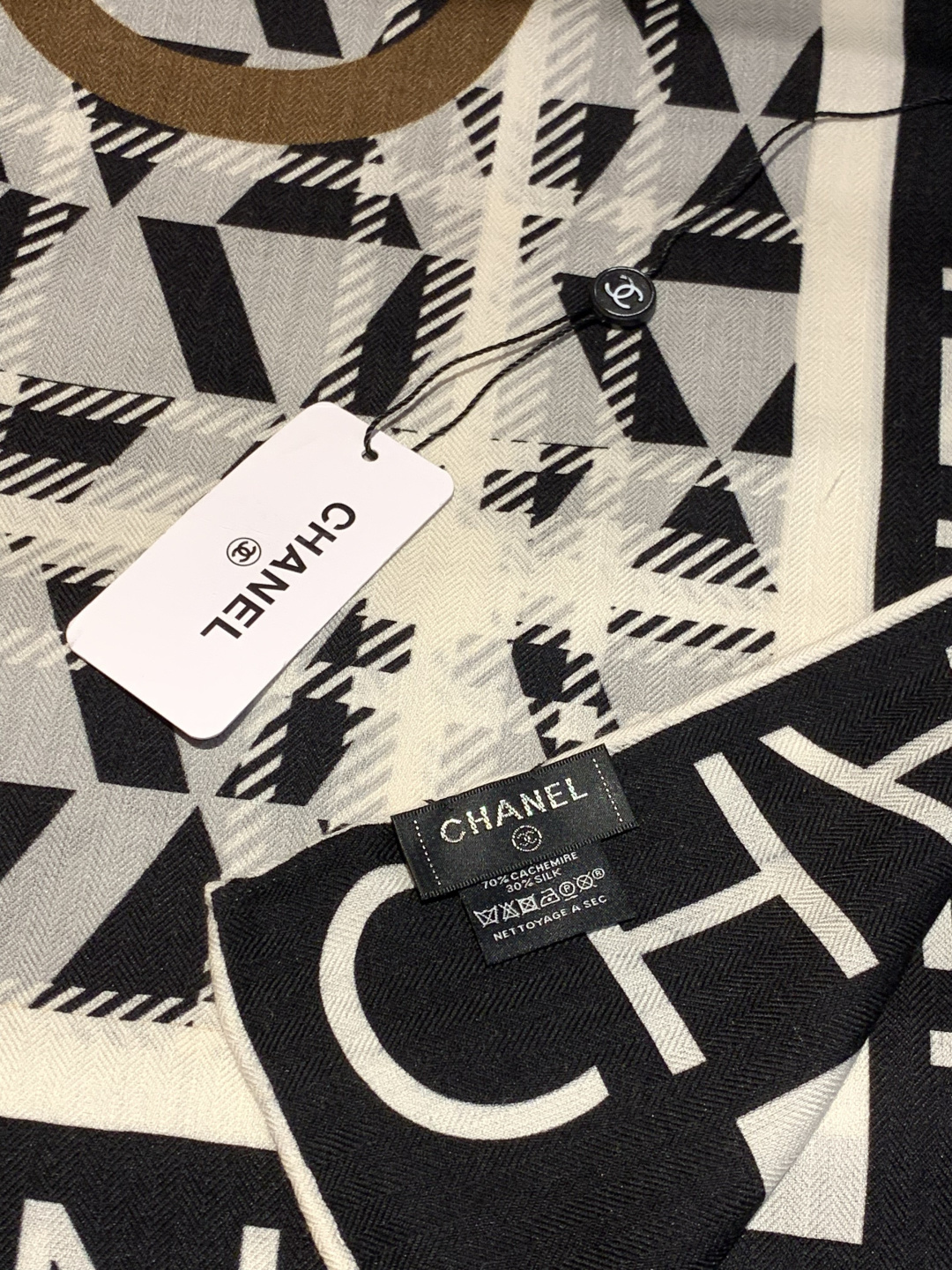 2025秋冬高级成衣系列～Chanel 【140双面同色丝绒披肩】此系列谱写一曲自由轻灵的赞歌本系列作品