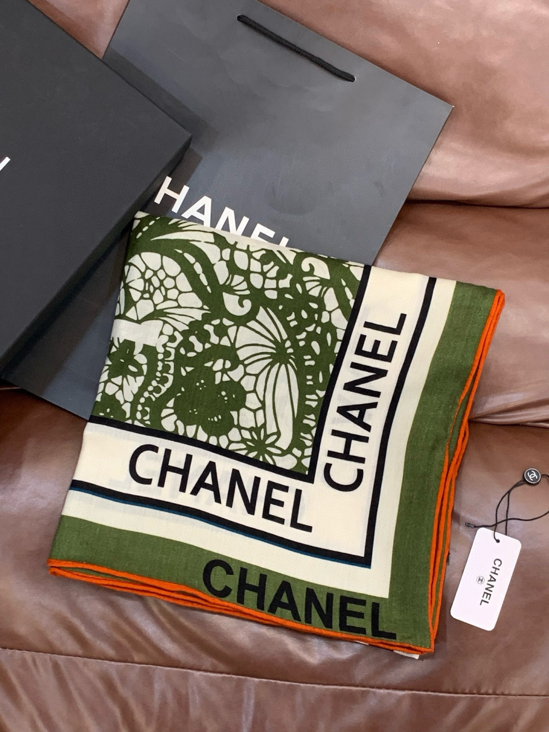 2025秋冬高级成衣系列～Chanel 【140双面同色丝绒披肩】此系列谱写一曲自由轻灵的赞歌本系列作品