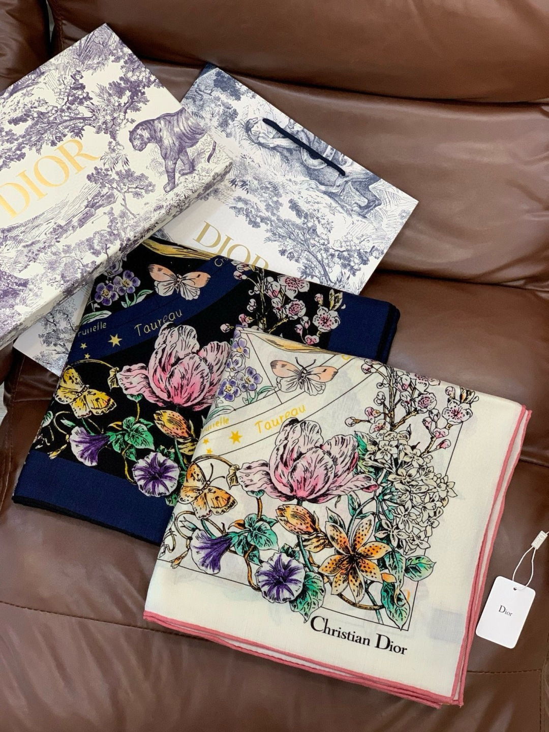 Dior 双面同色丝绒印花方巾140丝绒面料多色 Dior Astral Flowers这款方巾饰以 D