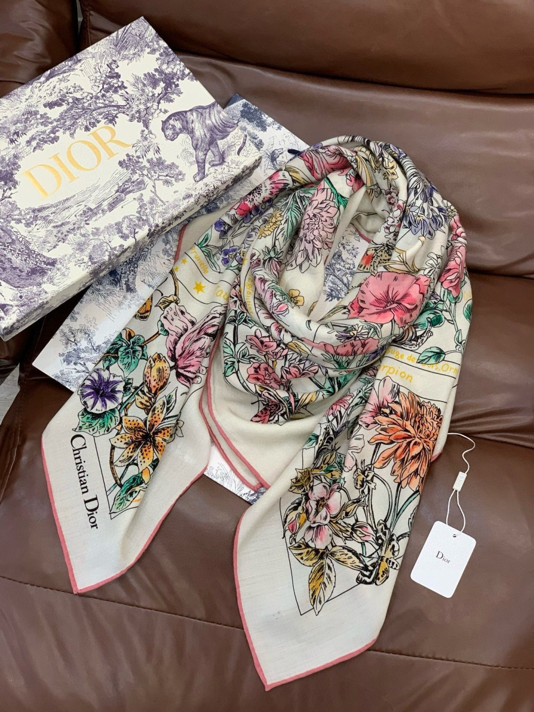 Dior 双面同色丝绒印花方巾140丝绒面料多色 Dior Astral Flowers这款方巾饰以 D