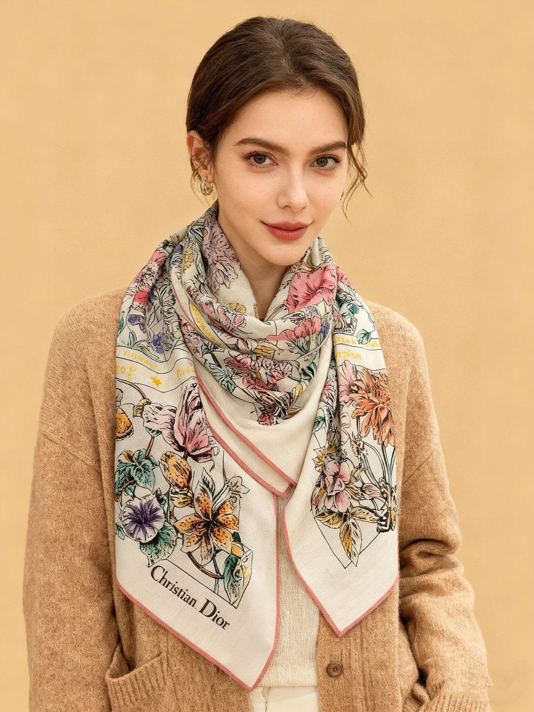 Dior 双面同色丝绒印花方巾140丝绒面料多色 Dior Astral Flowers这款方巾饰以 D