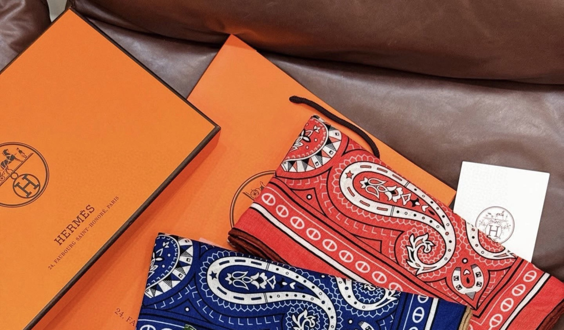 ✨✨【双面同色 丝绒款】H家羊绒新款 买了都说好看‼️推荐💕【爱心骏马 140】羊绒方巾‼️H家ZG爆款