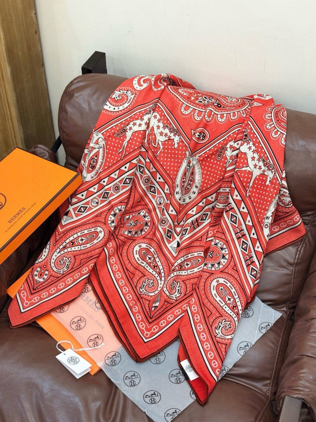 ✨✨【双面同色 丝绒款】H家羊绒新款 买了都说好看‼️推荐💕【爱心骏马 140】羊绒方巾‼️H家ZG爆款