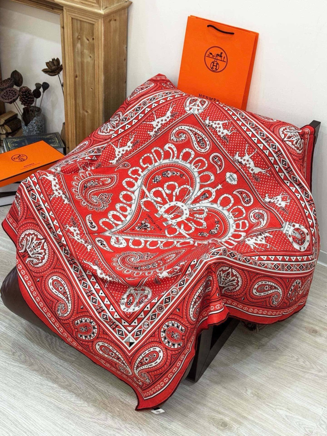 ✨✨【双面同色 丝绒款】H家羊绒新款 买了都说好看‼️推荐💕【爱心骏马 140】羊绒方巾‼️H家ZG爆款