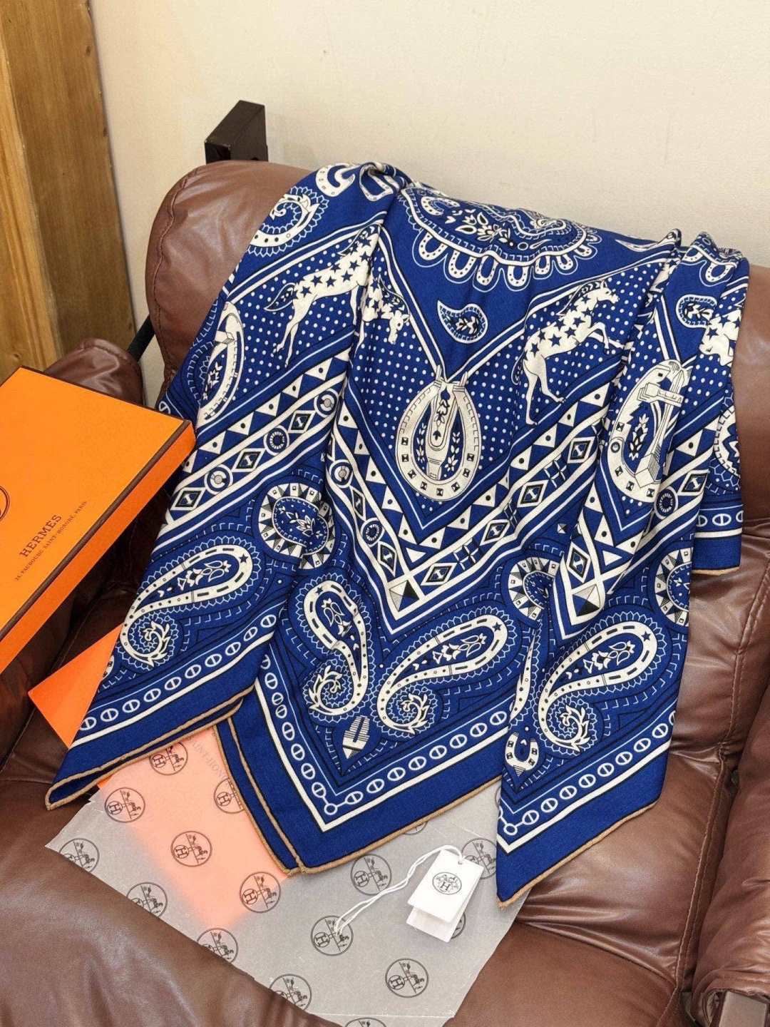 ✨✨【双面同色 丝绒款】H家羊绒新款 买了都说好看‼️推荐💕【爱心骏马 140】羊绒方巾‼️H家ZG爆款