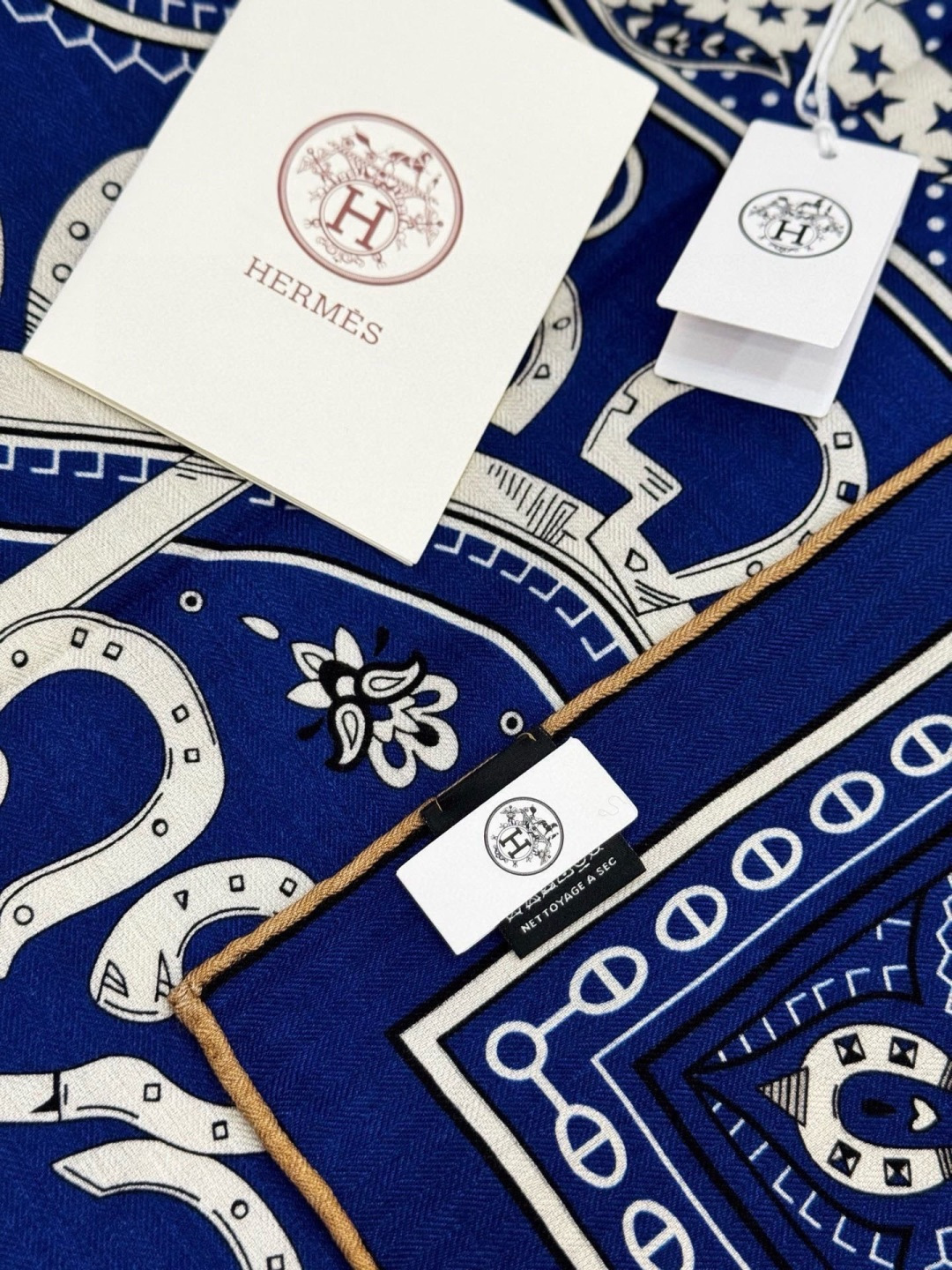 ✨✨【双面同色 丝绒款】H家羊绒新款 买了都说好看‼️推荐💕【爱心骏马 140】羊绒方巾‼️H家ZG爆款