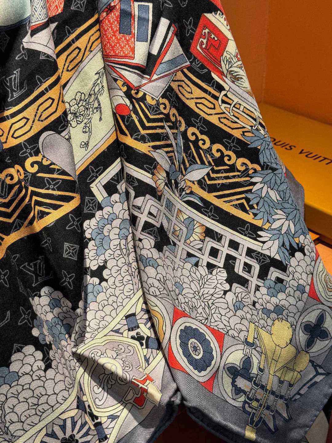 羊绒方巾😍真心赞👍本款Malles Merveilleuses驴家羊绒方巾，以满溢艺术气息的设计诠释19