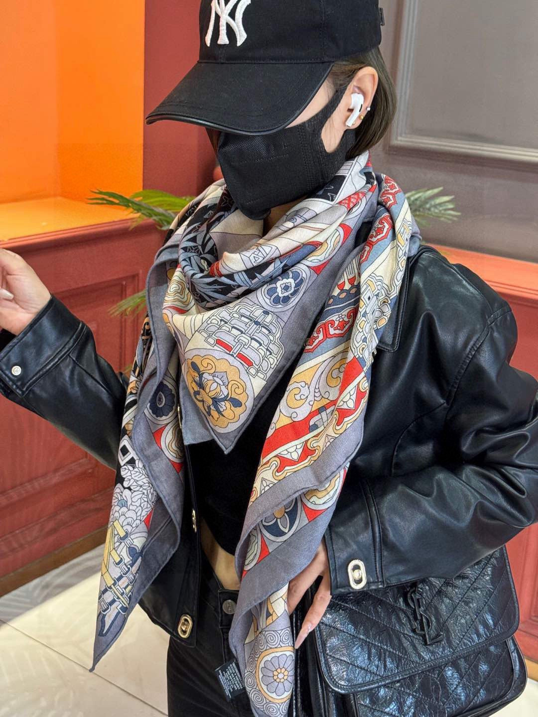 羊绒方巾😍真心赞👍本款Malles Merveilleuses驴家羊绒方巾，以满溢艺术气息的设计诠释19