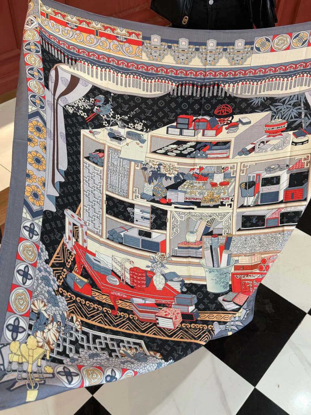 羊绒方巾😍真心赞👍本款Malles Merveilleuses驴家羊绒方巾，以满溢艺术气息的设计诠释19