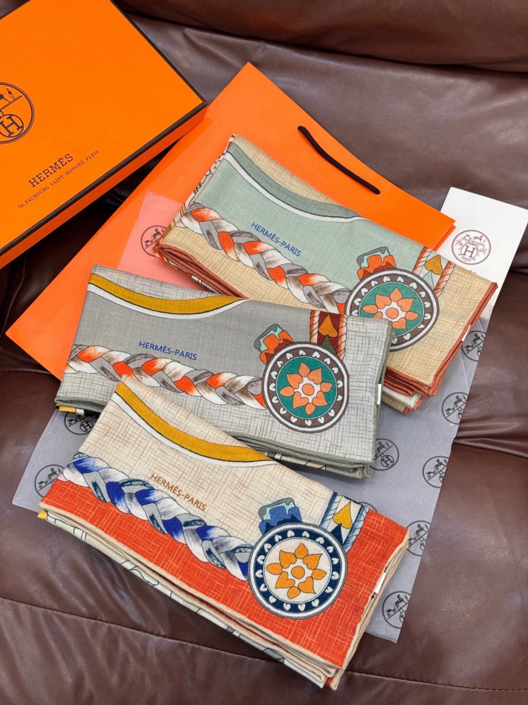 【双面同色】原单爱马仕140cm丝绒方巾💕 甜蜜的鞍具，装饰家芳登和佩西耶设计的一款餐盘增添骑士般的浪漫