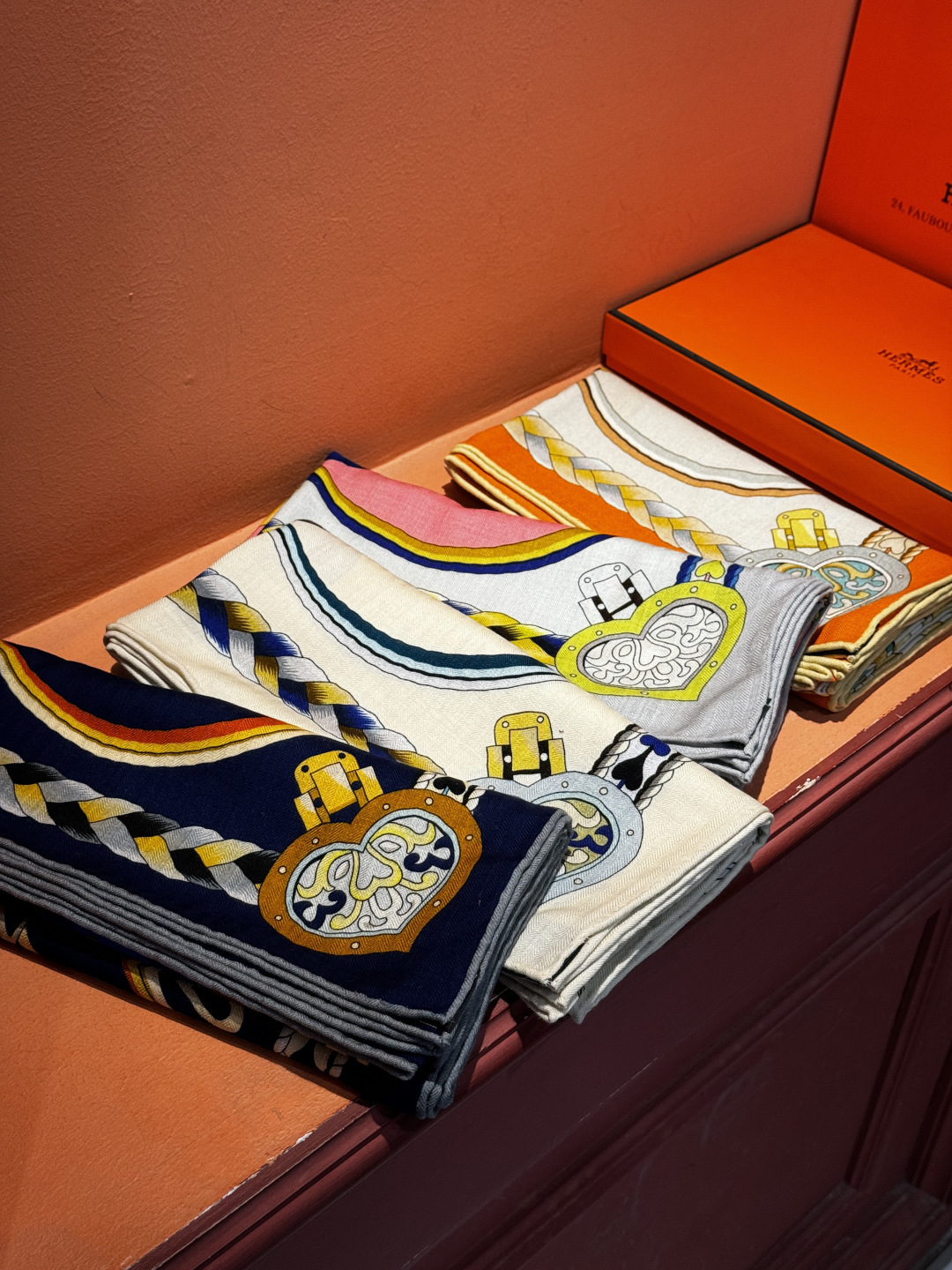 【双面同色】原单爱马仕140cm丝绒方巾💕 甜蜜的鞍具，装饰家芳登和佩西耶设计的一款餐盘增添骑士般的浪漫