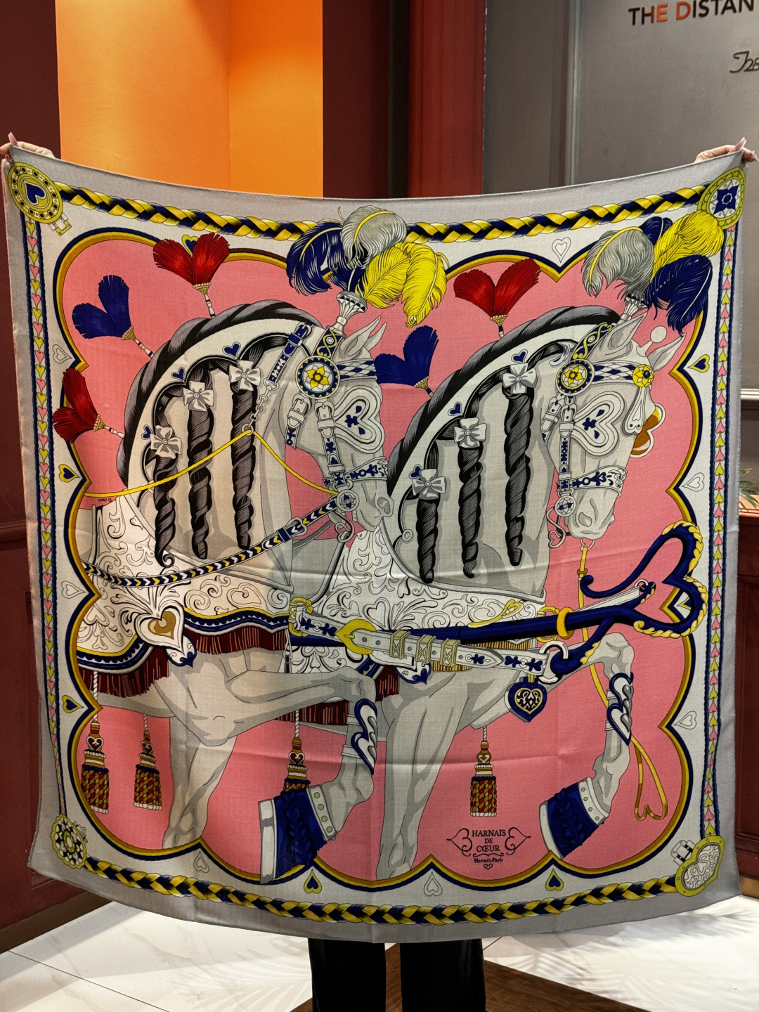 【双面同色】原单爱马仕140cm丝绒方巾💕 甜蜜的鞍具，装饰家芳登和佩西耶设计的一款餐盘增添骑士般的浪漫