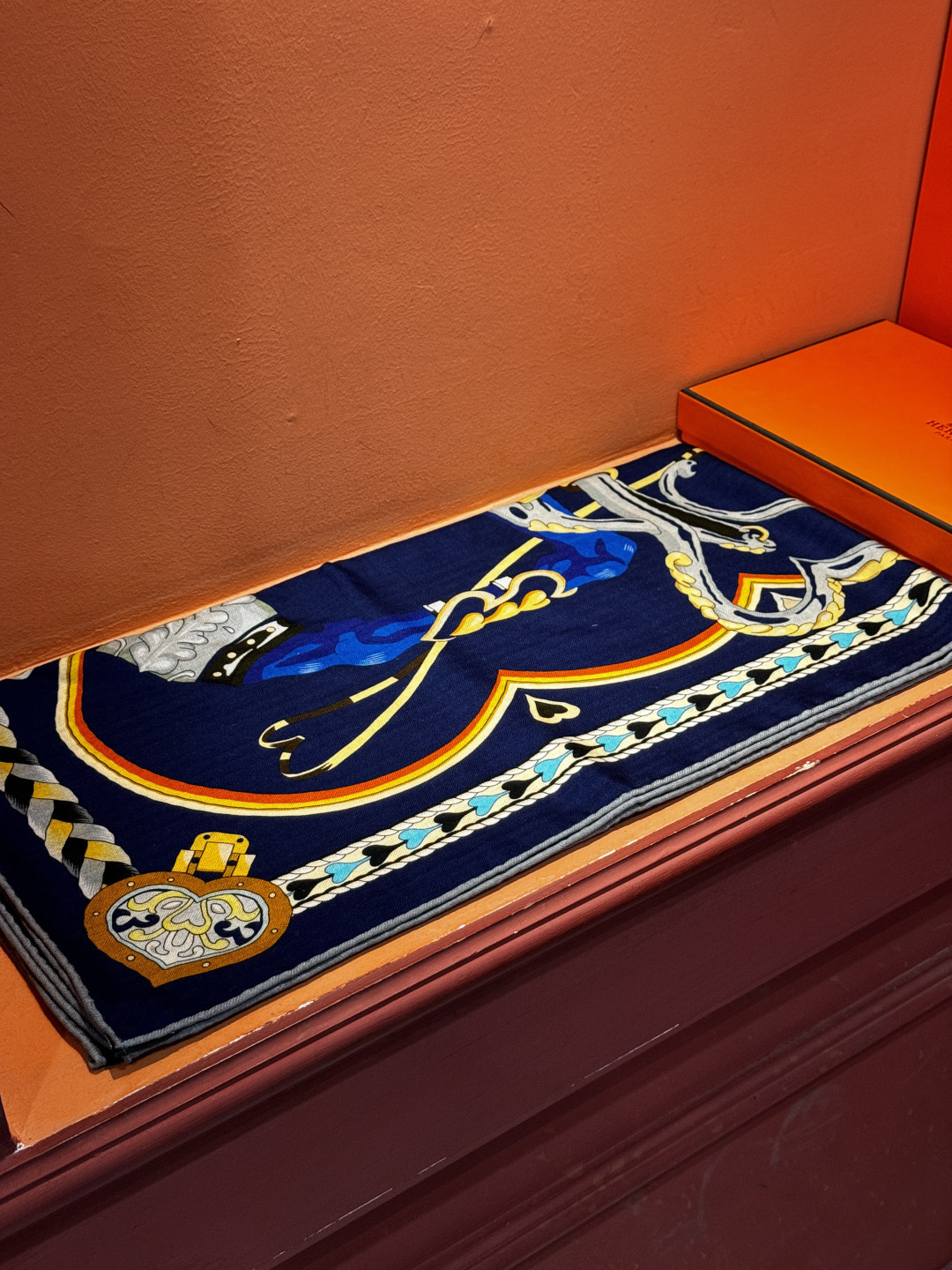 【双面同色】原单爱马仕140cm丝绒方巾💕 甜蜜的鞍具，装饰家芳登和佩西耶设计的一款餐盘增添骑士般的浪漫