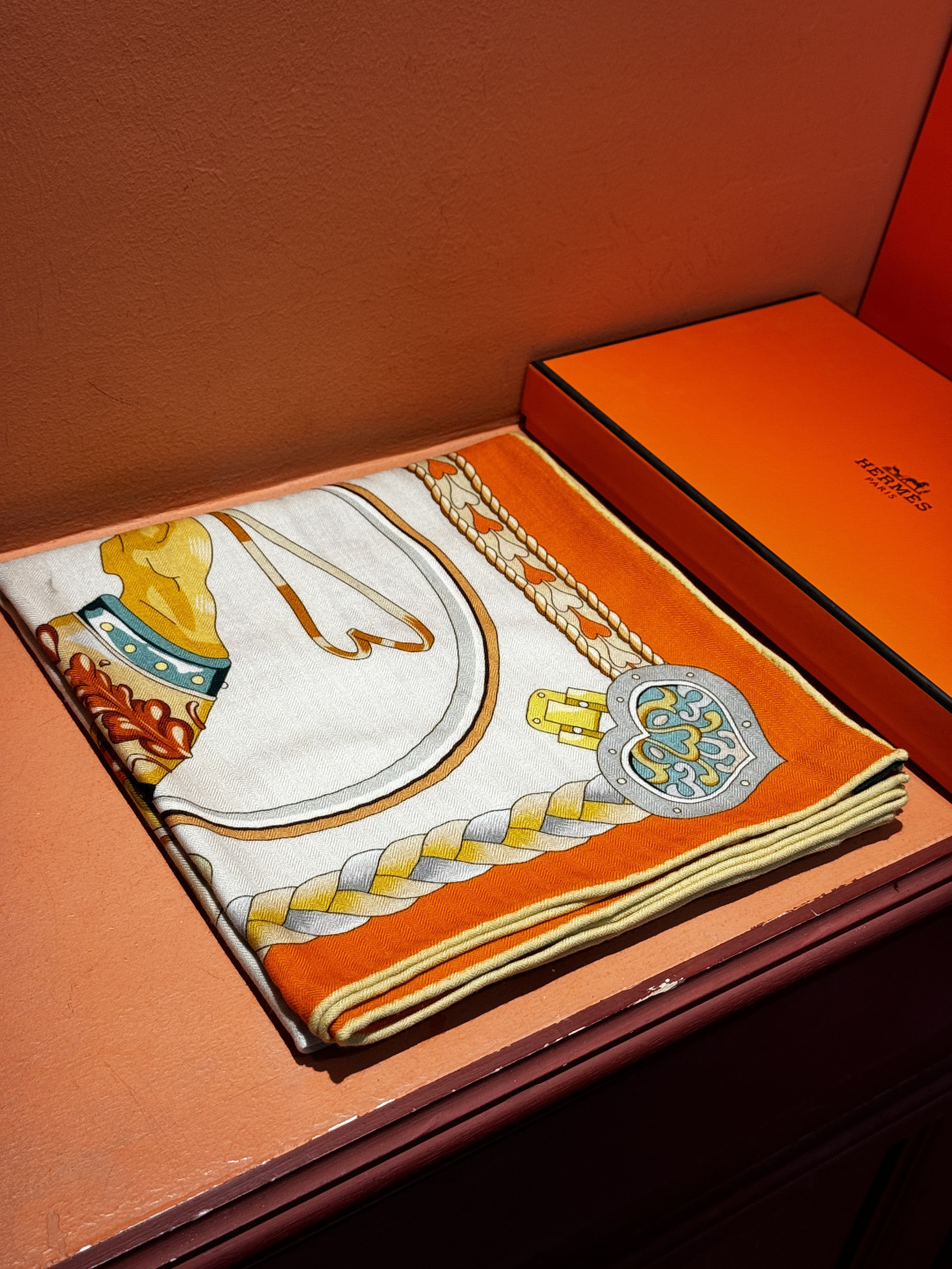 【双面同色】原单爱马仕140cm丝绒方巾💕 甜蜜的鞍具，装饰家芳登和佩西耶设计的一款餐盘增添骑士般的浪漫