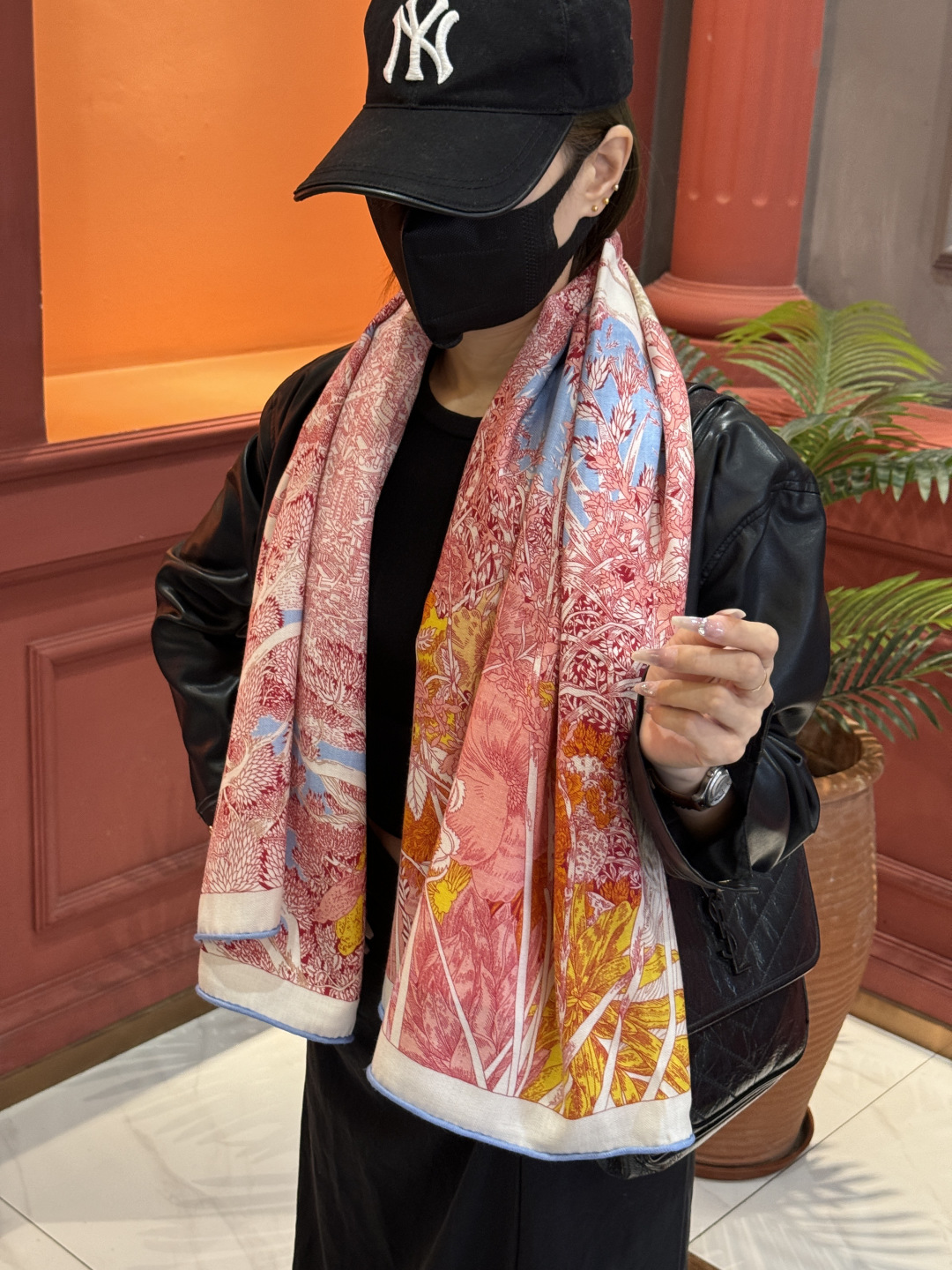 爱马仕～秋冬搭配利器❗️顶级双面同色 版真丝羊绒披肩！！1条等于2条】点睛精彩，图案和配色都超级喜欢，又