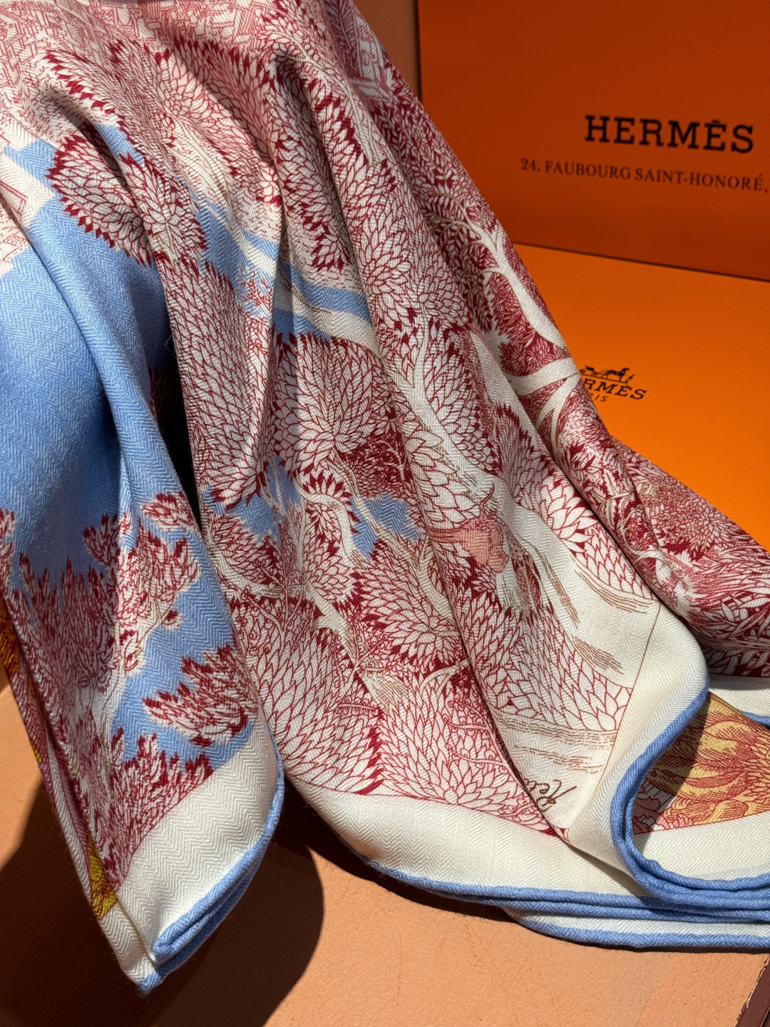 爱马仕～秋冬搭配利器❗️顶级双面同色 版真丝羊绒披肩！！1条等于2条】点睛精彩，图案和配色都超级喜欢，又