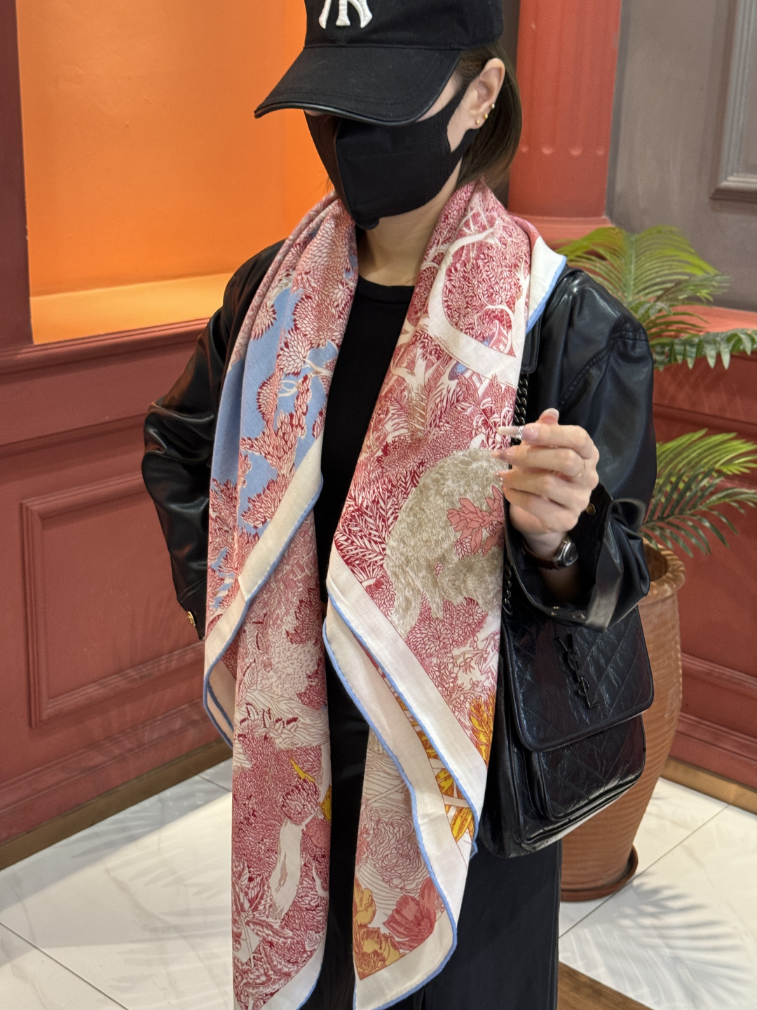 爱马仕～秋冬搭配利器❗️顶级双面同色 版真丝羊绒披肩！！1条等于2条】点睛精彩，图案和配色都超级喜欢，又