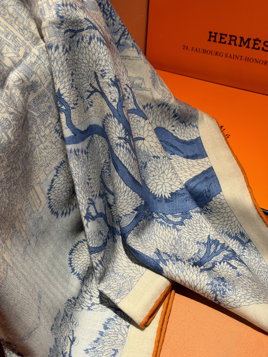 爱马仕～秋冬搭配利器❗️顶级双面同色 版真丝羊绒披肩！！1条等于2条】点睛精彩，图案和配色都超级喜欢，又