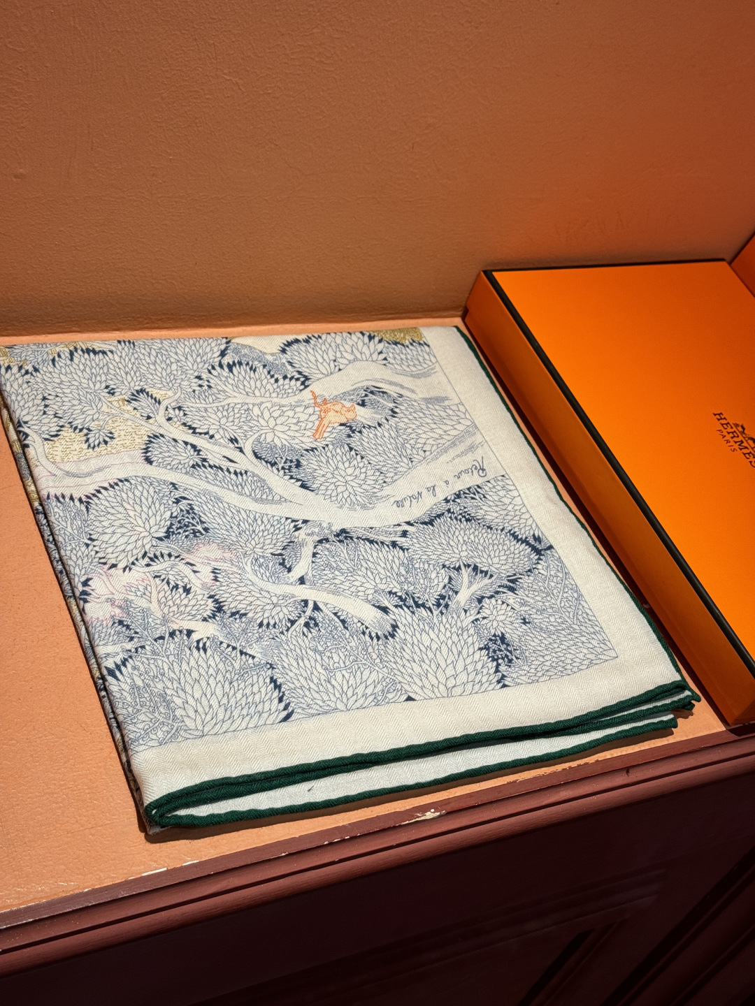 爱马仕～秋冬搭配利器❗️顶级双面同色 版真丝羊绒披肩！！1条等于2条】点睛精彩，图案和配色都超级喜欢，又