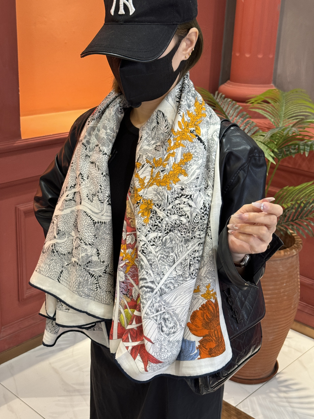 爱马仕～秋冬搭配利器❗️顶级双面同色 版真丝羊绒披肩！！1条等于2条】点睛精彩，图案和配色都超级喜欢，又