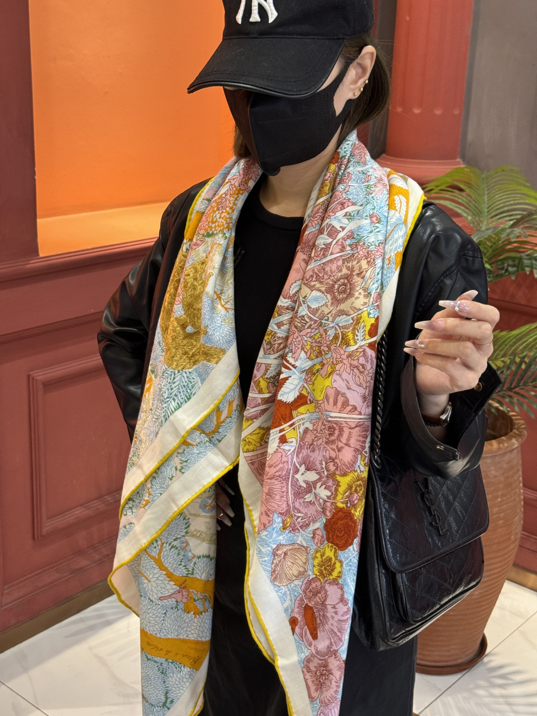 爱马仕～秋冬搭配利器❗️顶级双面同色 版真丝羊绒披肩！！1条等于2条】点睛精彩，图案和配色都超级喜欢，又