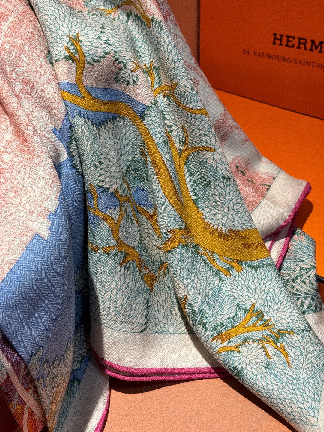 爱马仕～秋冬搭配利器❗️顶级双面同色 版真丝羊绒披肩！！1条等于2条】点睛精彩，图案和配色都超级喜欢，又