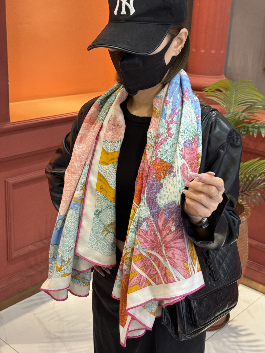 爱马仕～秋冬搭配利器❗️顶级双面同色 版真丝羊绒披肩！！1条等于2条】点睛精彩，图案和配色都超级喜欢，又