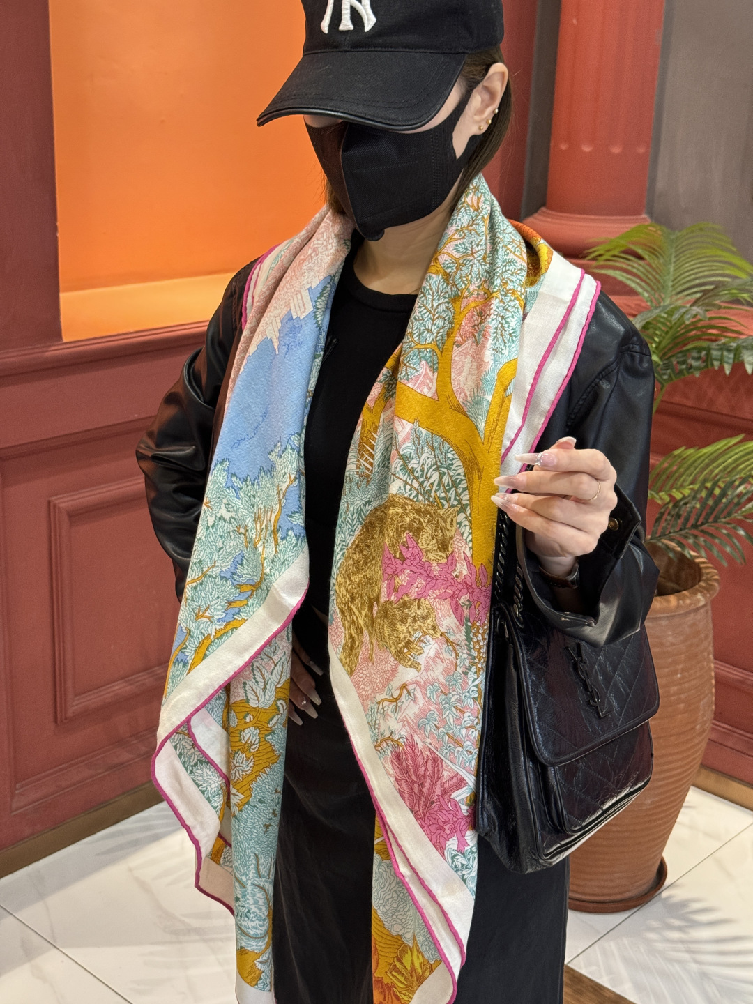 爱马仕～秋冬搭配利器❗️顶级双面同色 版真丝羊绒披肩！！1条等于2条】点睛精彩，图案和配色都超级喜欢，又