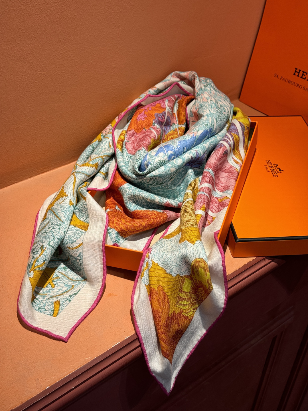 爱马仕～秋冬搭配利器❗️顶级双面同色 版真丝羊绒披肩！！1条等于2条】点睛精彩，图案和配色都超级喜欢，又