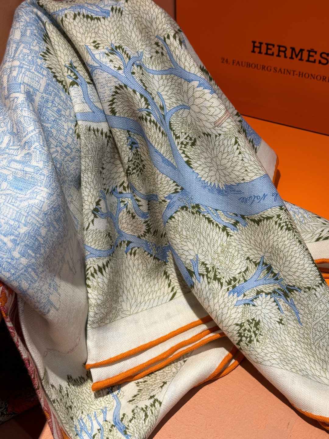 爱马仕～秋冬搭配利器❗️顶级双面同色 版真丝羊绒披肩！！1条等于2条】点睛精彩，图案和配色都超级喜欢，又