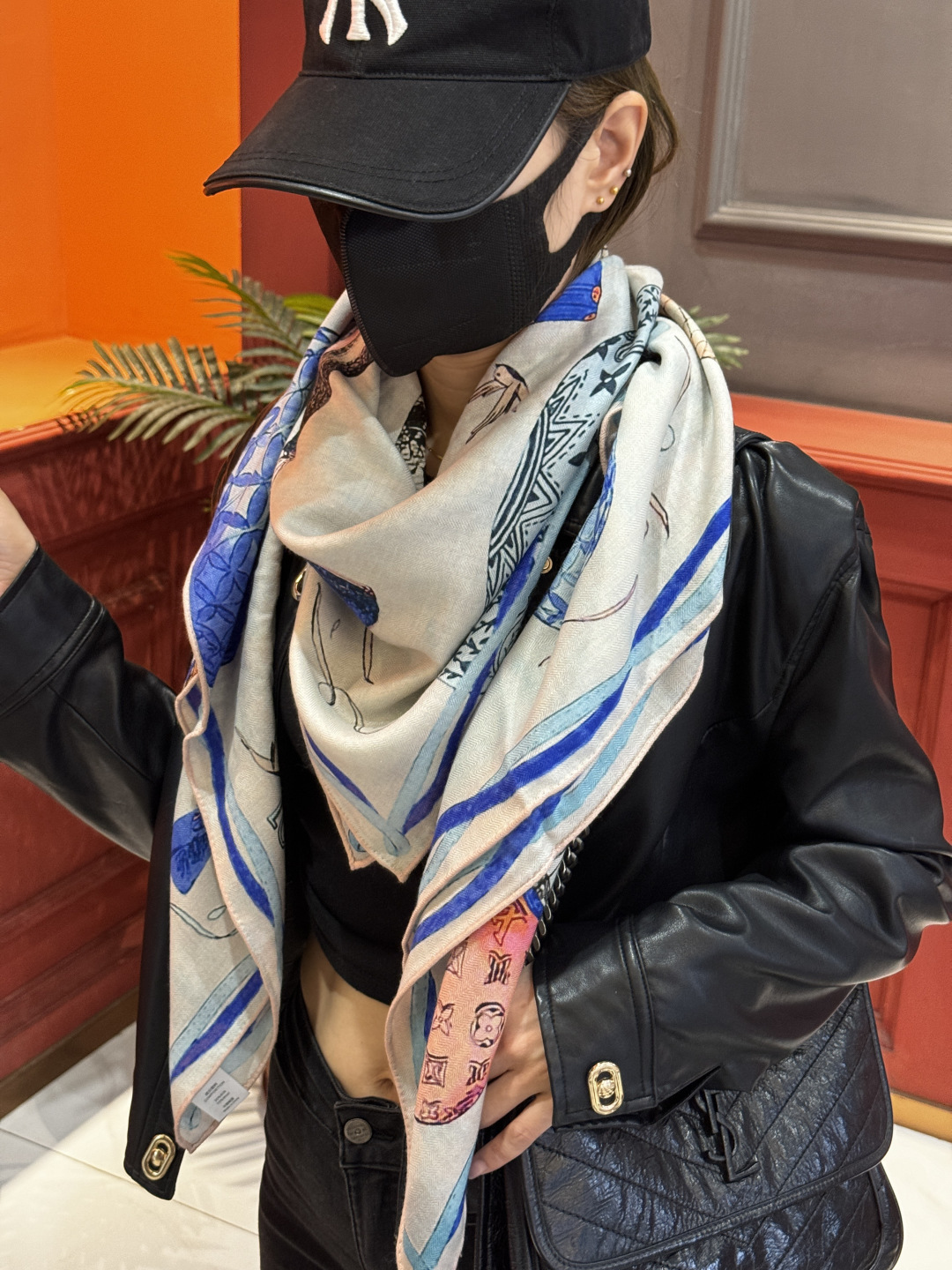 ❄【双面同色】原单Lv140cm丝绒方巾，《热气球》，本款方巾全新加入 U价🉐️ and Away 系列