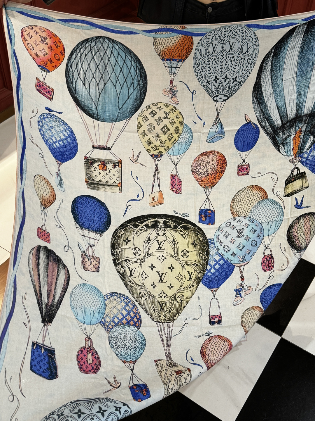 ❄【双面同色】原单Lv140cm丝绒方巾，《热气球》，本款方巾全新加入 U价🉐️ and Away 系列