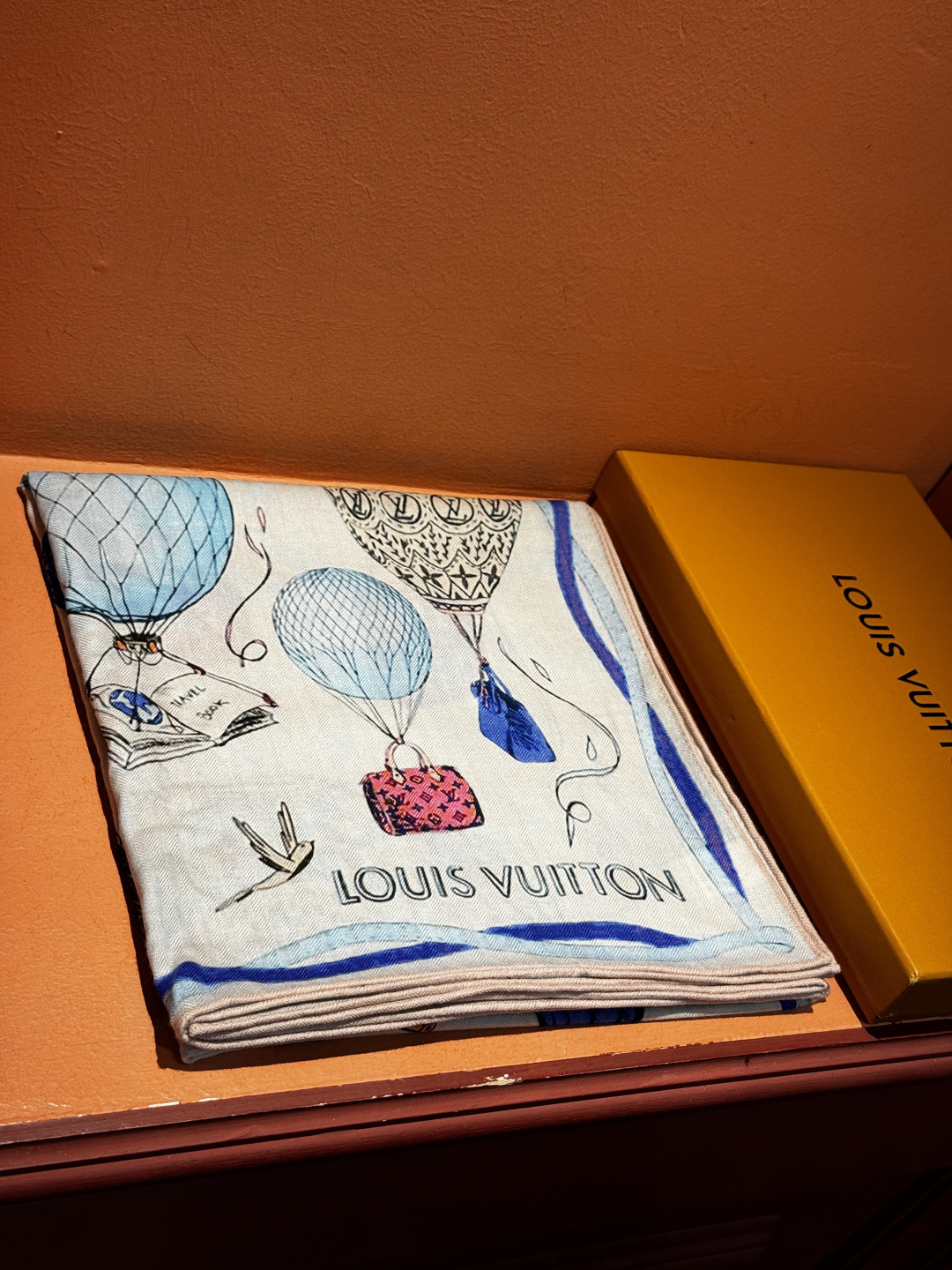 ❄【双面同色】原单Lv140cm丝绒方巾，《热气球》，本款方巾全新加入 U价🉐️ and Away 系列