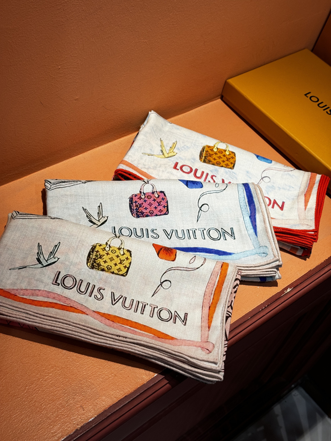 ❄【双面同色】原单Lv140cm丝绒方巾，《热气球》，本款方巾全新加入 U价🉐️ and Away 系列