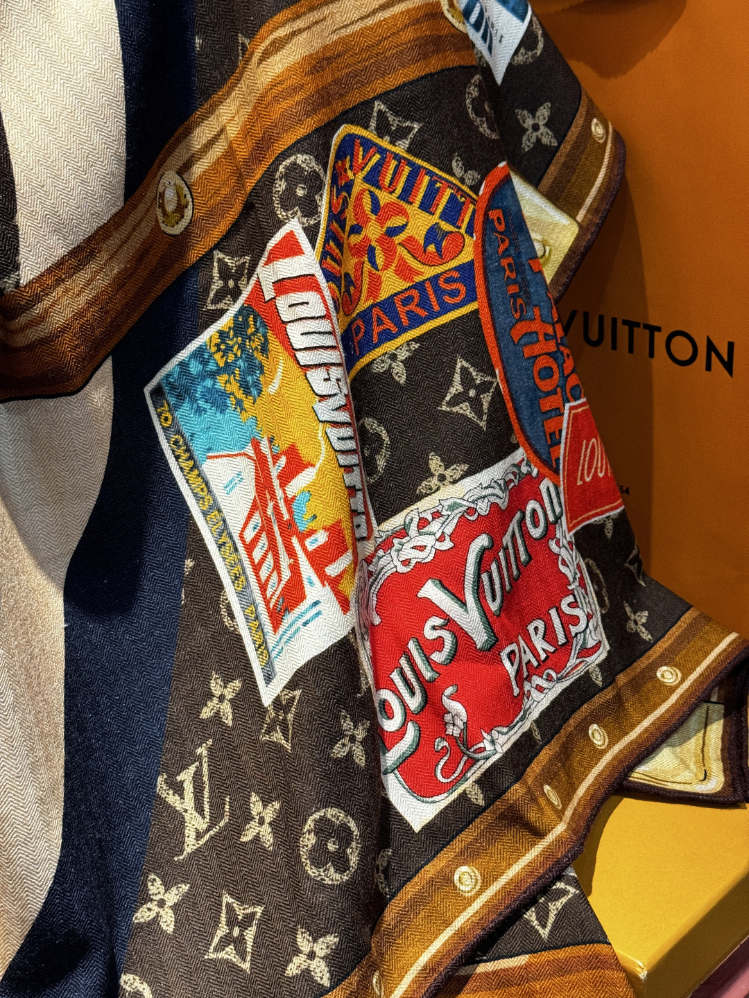 【LV】上新❤️ 路易威登 一款值得品细节的高货抠细节，从一个小块的配色去打败市场货140方巾 二个配色