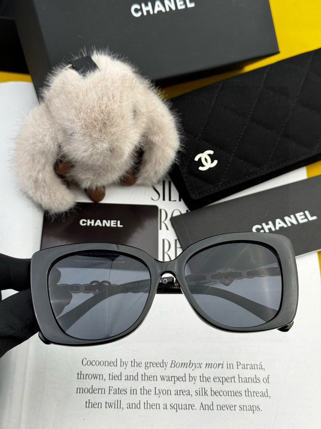 Chanel太阳镜墨镜 经典的方框设计，不挑脸型，无论搭配大衣还是连衣裙都非常显气质太阳镜预防紫外线 型