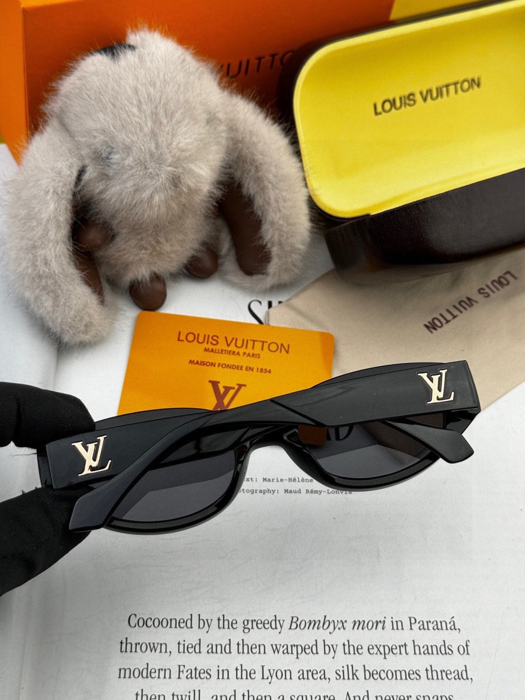 LV 2025新款女士方框太阳眼镜 开车墨镜 新款太阳镜 时尚大方 舒适轻盈 精致奢华 超轻 型号：L1