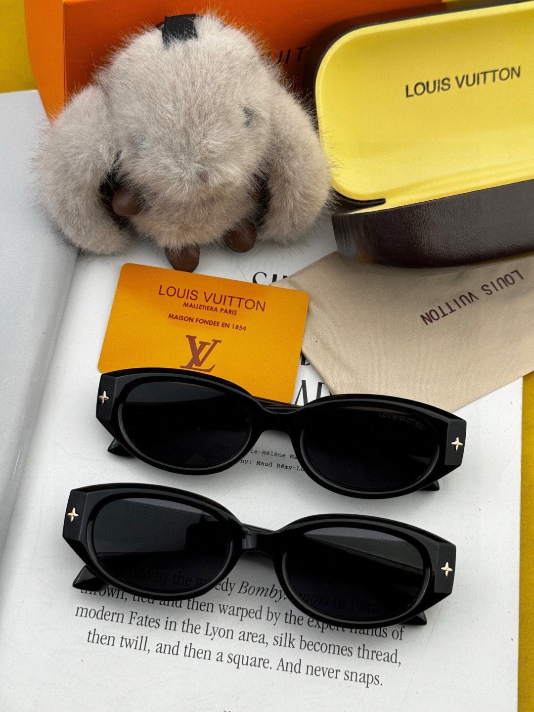 LV 2025新款女士方框太阳眼镜 开车墨镜 新款太阳镜 时尚大方 舒适轻盈 精致奢华 超轻 型号：L1