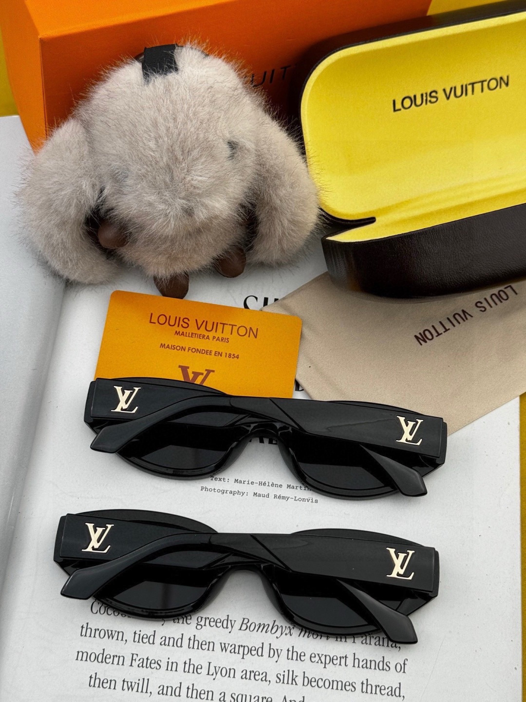 LV 2025新款女士方框太阳眼镜 开车墨镜 新款太阳镜 时尚大方 舒适轻盈 精致奢华 超轻 型号：L1