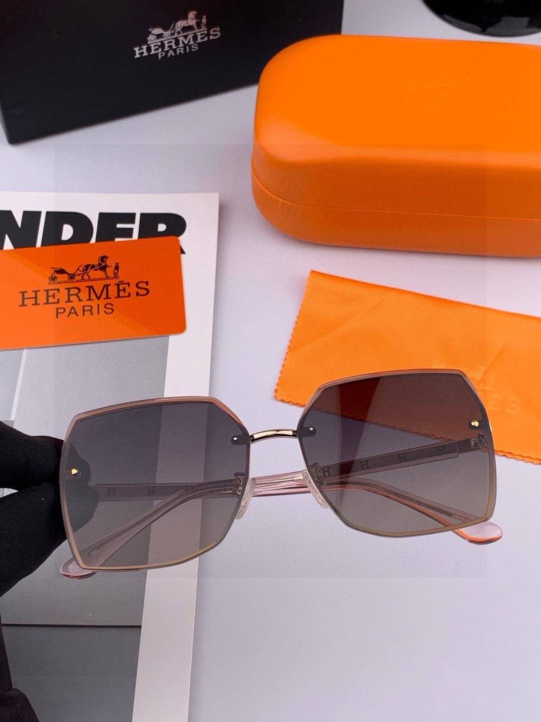 【尼龙偏光系列】爱马仕无框太阳镜墨方框设计，不挑脸型，无论搭配大衣还是连衣裙都非常显气质尼龙偏光镜片预防